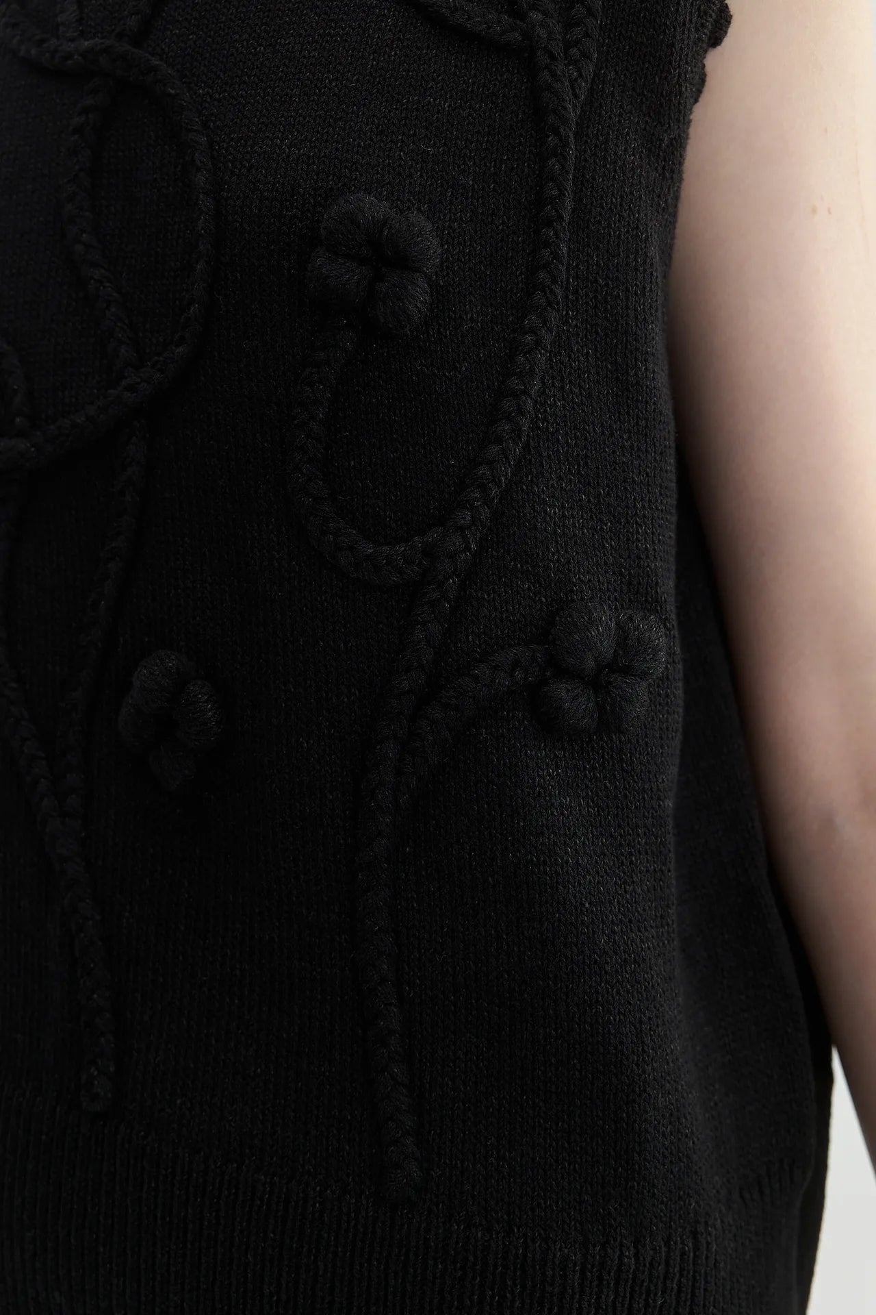 APPLIQUÉ VEST
