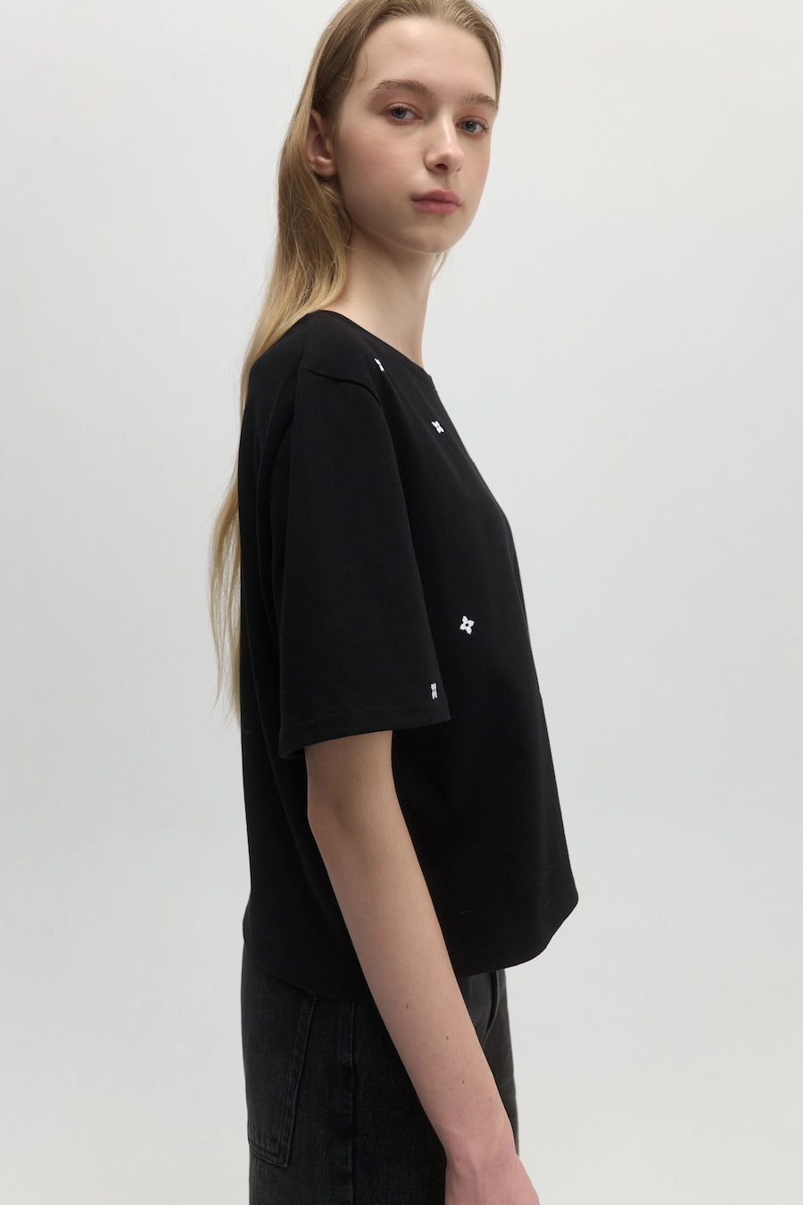 品牌短版刺繡 T-shirt